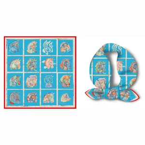 Foulard in seta blu con sedici illustrazioni artistiche di teste di cavallo e bordi rossi