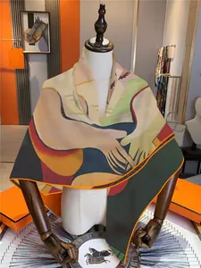 Vue détaillée des bords roulottés main sur un grand carré de soie luxueux pour femme
