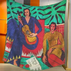 Détail des bords roulottés à la main sur le foulard en soie motif Matisse