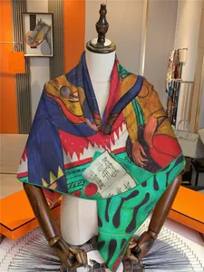 Foulard artistique imprimé expressionniste drapé sur un mannequin montrant la texture