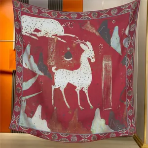 Détail d'un foulard carré rouge avec motif Cerf de Dunhuang et bordure florale