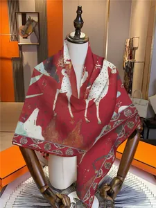 Détail macro du carré rouge de 130cm avec motifs d'animaux vintage et bords roulés