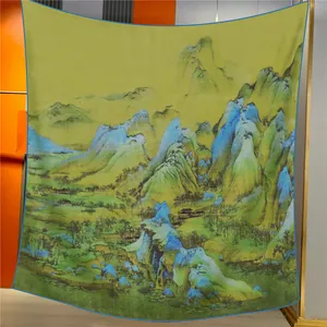 Détail d'un foulard carré en soie avec art paysager et bords bleus roulés à la main