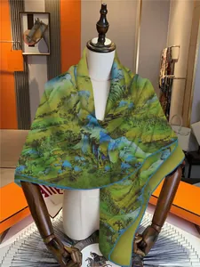 Détail d'un foulard en soie avec peinture de paysage chinois et bords roulés main