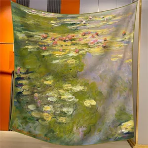 Détail des bords roulottés main sur foulard soie avec motif Nymphéas de Monet