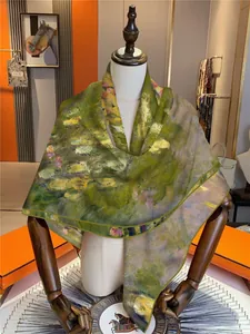 Écharpe en soie avec imprimé peinture à l'huile drapée sur mannequin aux bords roulés