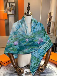 Détail d'un foulard en soie Nymphéas de Monet drapé dans une boutique de luxe