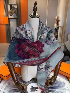 Détail d'un foulard en soie style peinture impressionniste avec des bords roulés