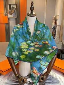 Châle en soie avec motif de nénuphars de Monet présenté sur un mannequin en bois