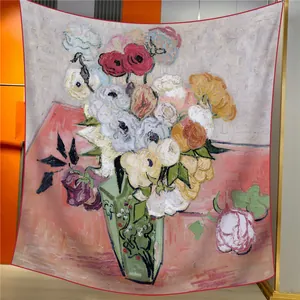 Détail des bords roulés main d'un foulard en soie avec motif de fleurs style Van Gogh