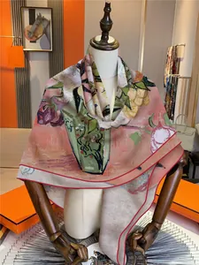 Carré en soie avec imprimé floral de peinture à l'huile sur un mannequin de mode