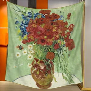 Détail du bord roulé main d'une écharpe en soie-velours de 130cm avec peinture de Van Gogh