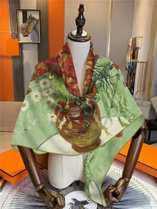 Détail des bords roulés à la main du foulard en soie style Van Gogh aux motifs floraux