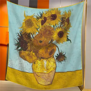 Détail des bords roulés à la main et de la texture du châle tournesol de Van Gogh