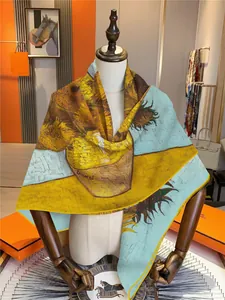 Détail du foulard en soie imprimé tournesols avec bords roulés inspiré de Van Gogh