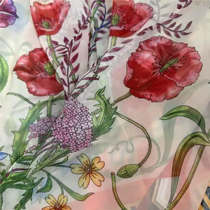 Foulard quadrato in chiffon con stampa di papaveri rossi e bordi arrotolati a mano