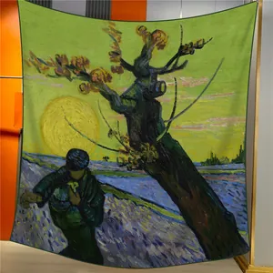 Détail du foulard en soie imprimé Van Gogh sur support doré montrant le drapé et le tissu