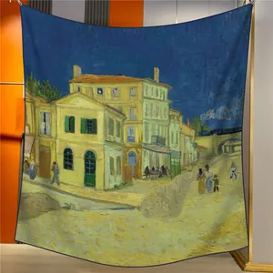 Détail de l'imprimé La Maison Jaune de Van Gogh sur un grand châle en soie de luxe