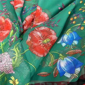 Dettaglio della trama della sciarpa quadrata in georgette con stampa floreale di papaveri
