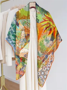 Détail d'une écharpe en georgette avec des imprimés tropicaux colorés et des motifs géométriques