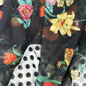 Sciarpa leggera in chiffon da donna con stampa floreale colorata su base nera chic