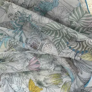 Detail van chiffon sjaal met tropische maki- en papegaaimotieven in zachte kleuren