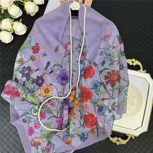 Leggero foulard quadrato in georgette lavanda con elegante stampa floreale e farfalle