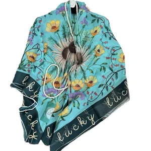 Sciarpa in seta azzurra con stampa girasole e design con scritta Lucky