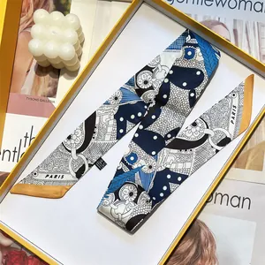 Vista de detalle de un pañuelo de satén de doble capa con estampado en caja de regalo