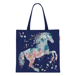 Nahaufnahme der dunkelblauen Canvas-Tasche mit floralem Pferdeprint und orangem Etikett