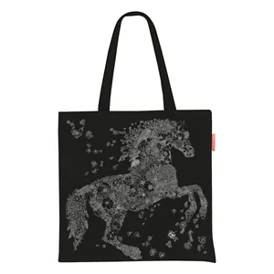 Nahaufnahme des floralen Pferdeprints auf schwarzer Satin-Tote-Bag mit orangefarbenem Label