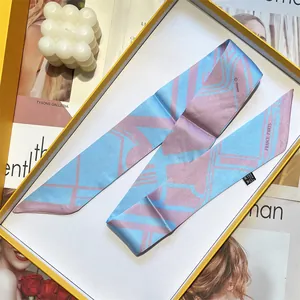 Sciarpa di seta blu e lilla con stampa geometrica in confezione regalo gialla