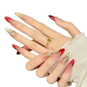 Weihnachtliche Mandel-Press-On-Nägel mit rot-goldenem Glitzer, Perlen und Strasssteinen