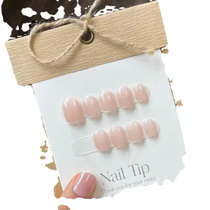 Unghie finte French rosa sfumato con punte bianche e confezione regalo elegante