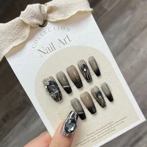Uñas postizas artesanales con degradado oscuro, diamantes grises y arte lineal plateado