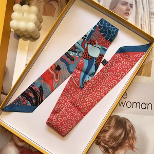 Detailopname van de dubbelzijdige zijden twilly sjaal in een gele geschenkverpakking