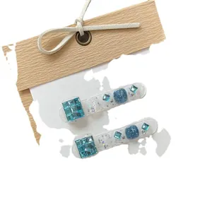 Handgefertigte Zehennägel zum Aufkleben mit blauen Strasssteinen und weißen Glitzer-Pailletten