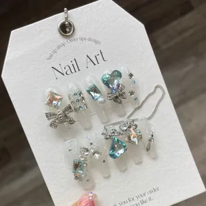 Faux Ongles de Mariage de Luxe Faits à la Main Blanc Scintillant Résine Nail Art Cœur Bleu Strass Nœud Argenté Perle Décoration pour Mariage Fête Femme