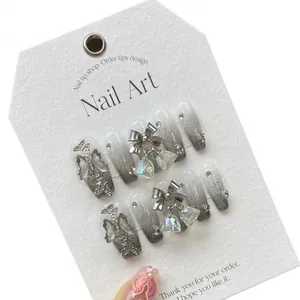 Faux ongles faits main Long Coffin avec dégradé pailleté argenté et breloques papillon 3D