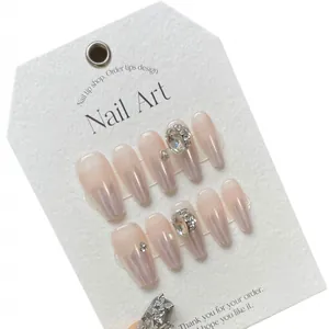 Faux ongles rose dégradé avec paillettes argentées et cristaux de luxe étincelants