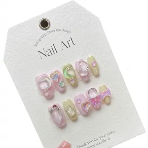 Faux ongles faits main moka rose avec charmes 3D en résine de cœur et papillon
