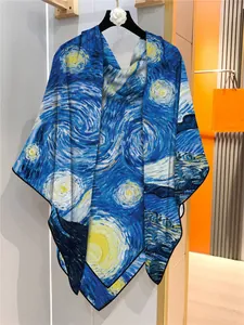 Detail van Starry Night olieverfprint op fluwelen sjaal met handgerolde randen
