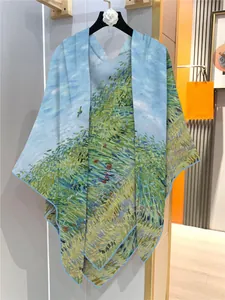 Detailweergave van zijden sjaal in Van Gogh-stijl op een luxe kledinghanger