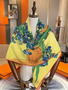 Detail van zijden sjaal met Van Gogh Iris schilderij op houten mannequin display
