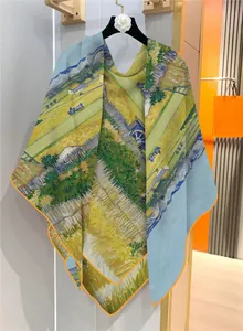 Détail d'un foulard en soie avec imprimé paysage de Van Gogh et bordure orange