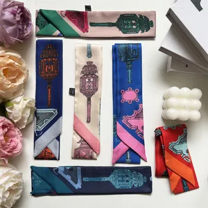 Detail van smalle bedrukte zijden sjaals met traditionele patronen en polyester stof