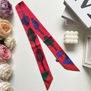 Detail van een luxe fuchsia zijden sjaal met vintage hofpatronen en wasvoorschrift