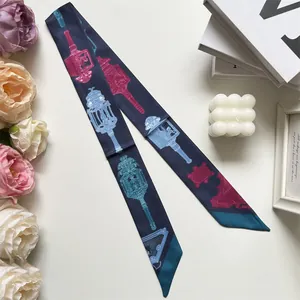 Detailweergave van donkerblauwe satijnen zijden sjaal met roze vintage bloemmotieven