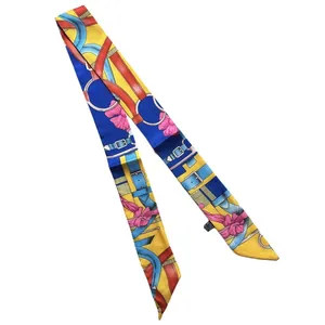Eleganter Twilly-Seidenschal mit Blumenmuster und Gürtelmotiv in Gelb und Blau