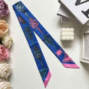 Detailweergave van zijden twilly sjaal met retro prints en roze spitse uiteinden
